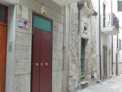 Incastonata fra due palazzine, piccolissima, ma preziosa testimonianza della peste che colp� il barese nel 1690: � la Cappella di San Giacomo, situata nell�omonima stradina del centro storico di Mola di Bari, edificata pi� di 300 anni fa ma sconosciuta alla maggior parte della popolazione molese